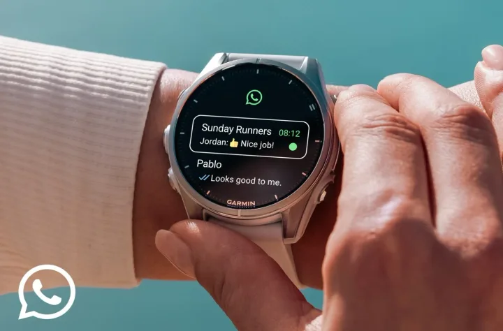 Utilizator interacționând cu aplicația WhatsApp pe un smartwatch Garmin.