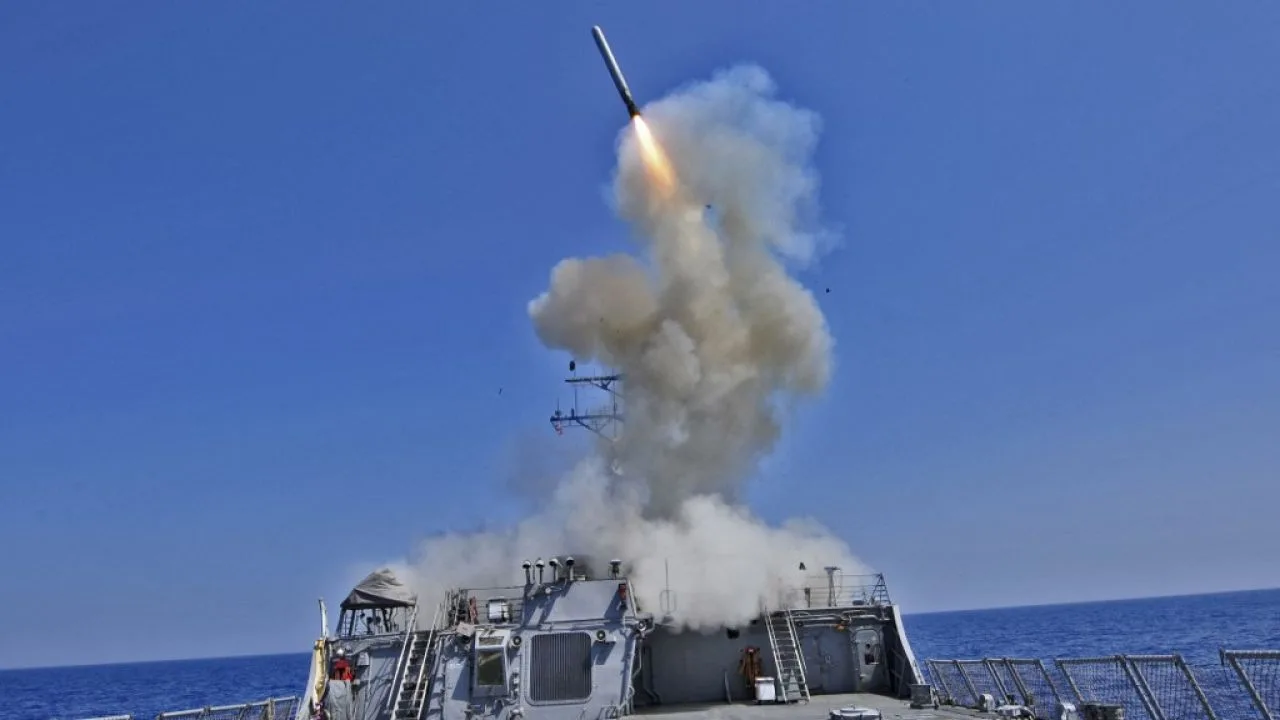 Lansare de rachetă de pe o navă militară în apă.