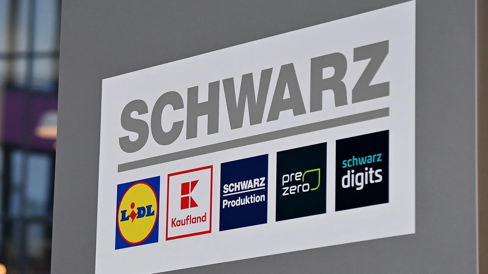 Logo-ul grupului Schwarz, simbol al investițiilor în industria alimentară.