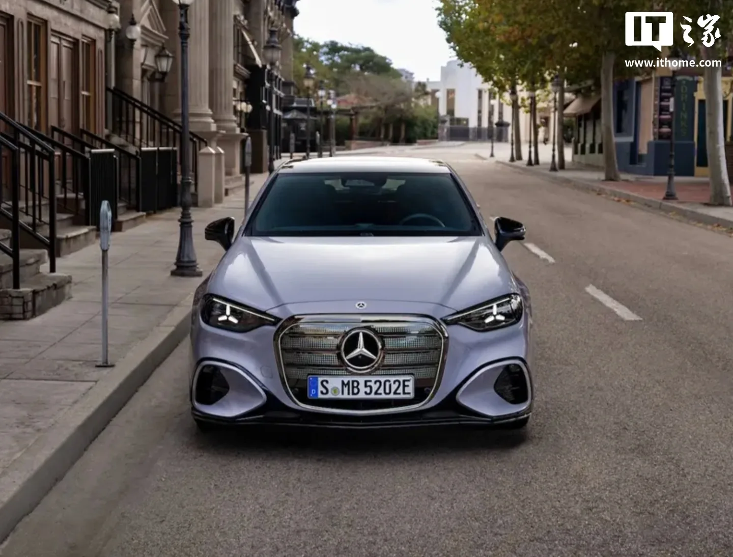 Noul Mercedes-Benz C-Class electric pe o stradă urbană, cu design modern și elegant.