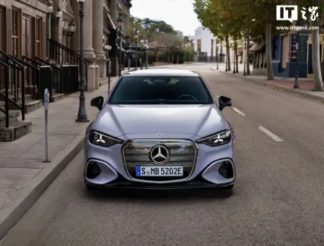 Noul Mercedes-Benz C-Class electric pe o stradă urbană, cu design modern și elegant.