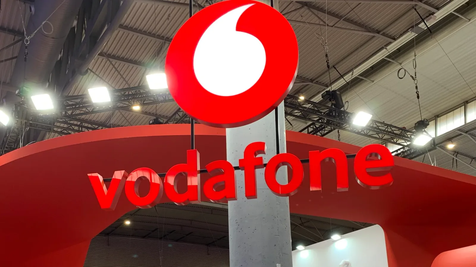 Logo Vodafone pe un fundal modern, evidențiind inovația în telecomunicații.