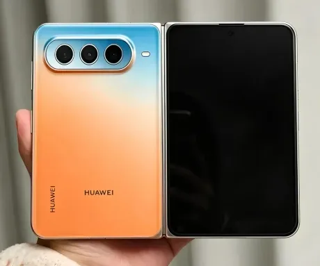 Logo-ul Huawei pe un panou în fața clădirii companiei.