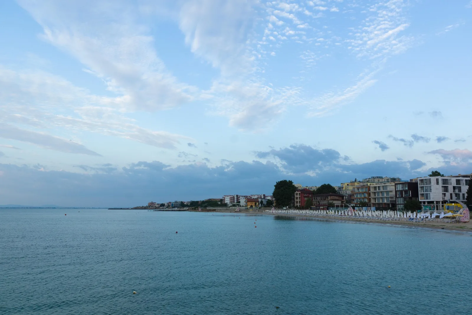 Peisajul liniștit al Mării Negre, cu plajele și clădirile de pe țărm.