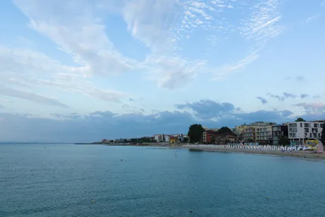 Peisajul liniștit al Mării Negre, cu plajele și clădirile de pe țărm.