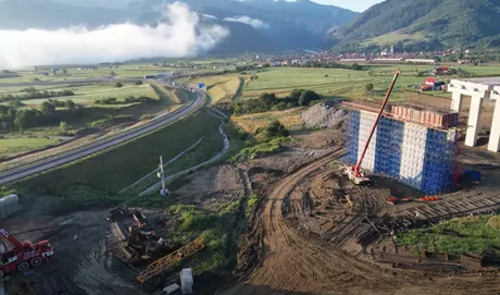 Peisaj de șantier pentru construcția autostrăzilor din România.