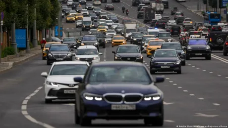 Trafic intens pe o stradă din Rusia, cu mașini diverse circulând.