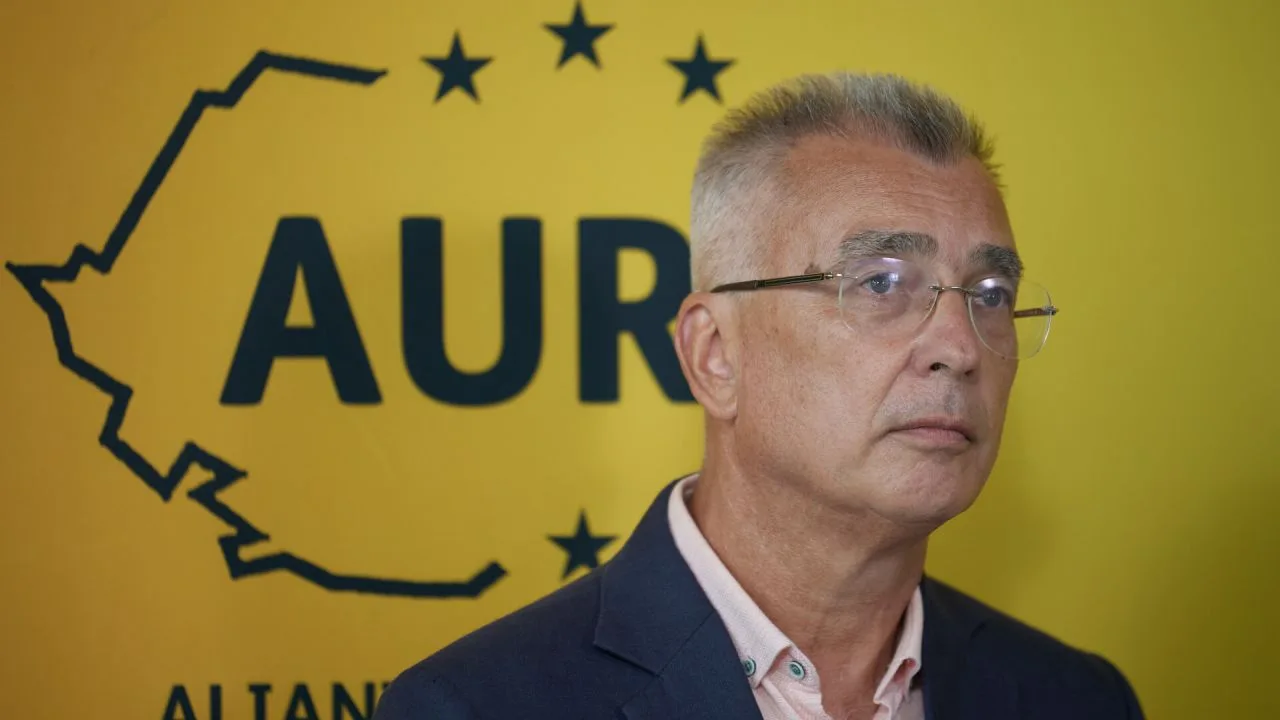 Petrișor Peiu discută despre intențiile sale politice în fața unui banner AUR.