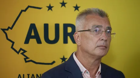 Petrișor Peiu discută despre intențiile sale politice în fața unui banner AUR.