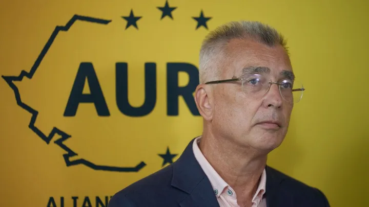 Petrișor Peiu discută despre intențiile sale politice în fața unui banner AUR.
