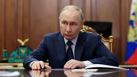 Vladimir Putin discutând despre extinderea puterilor militare ale Rusiei.