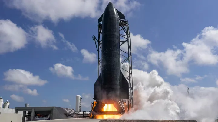 Rachetă Starship în timpul unui zbor de testare la Starbase, Texas.