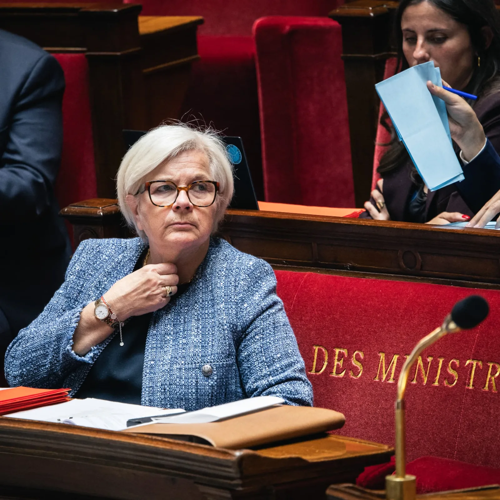 Reuniune a oficialilor în Parlamentul francez, discutând despre securitatea maritimă.