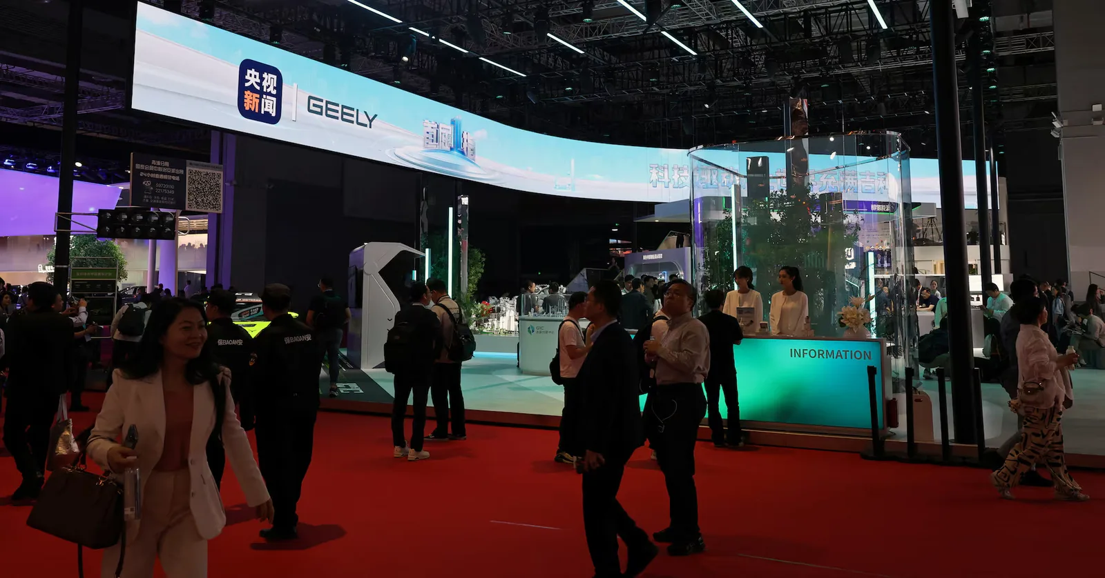 Salonul auto de la Beijing cu standuri și vizitatori, evidențiind inovațiile din industria auto.