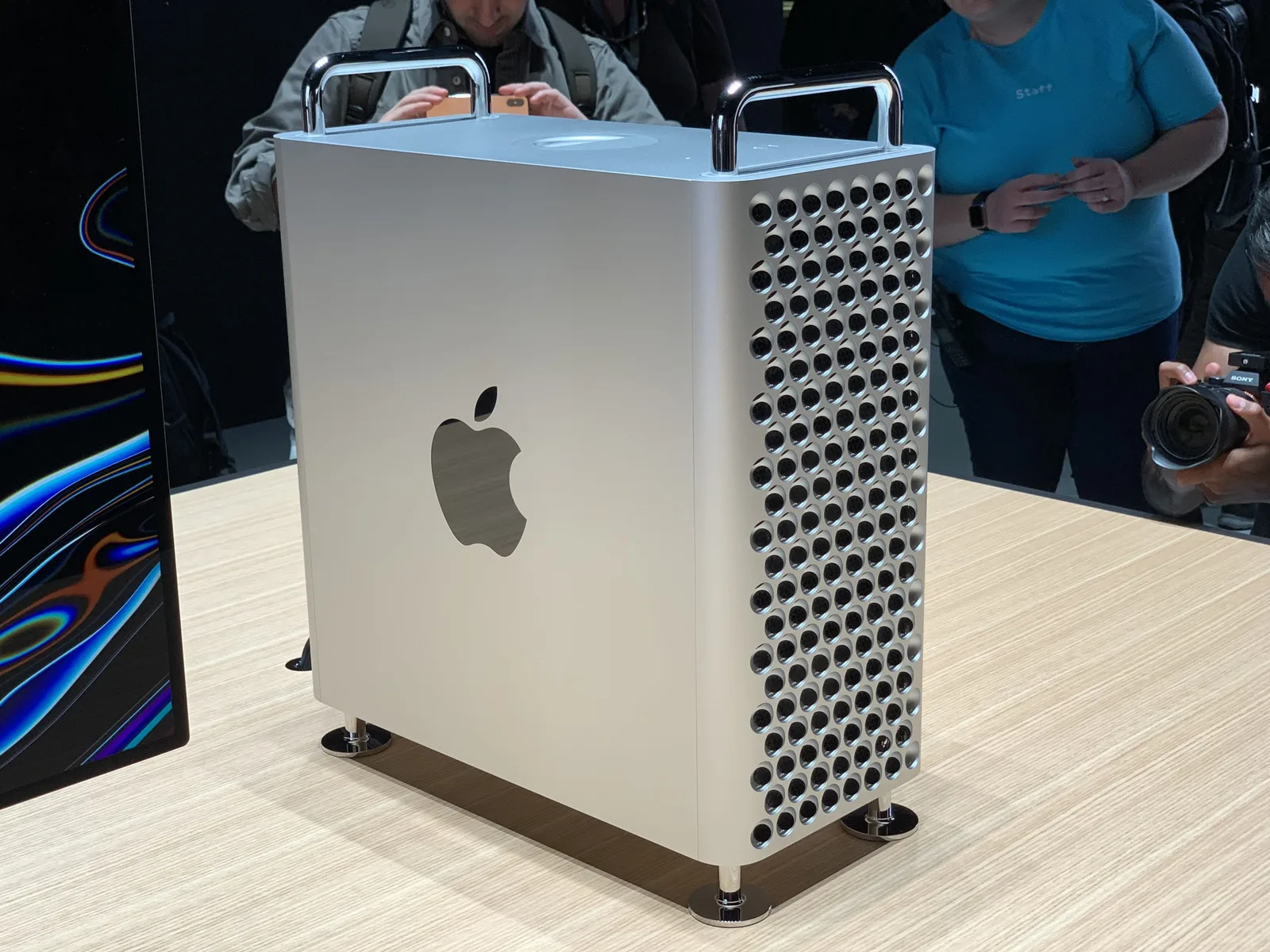 Mac Pro, desktop profesional, retras de pe site-ul Apple.