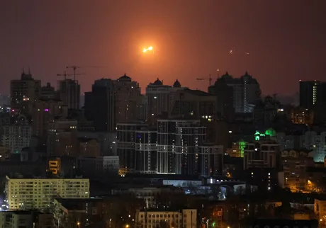 Explozie în orașul Kiev pe timp de noapte, luminile strălucind în fundal.