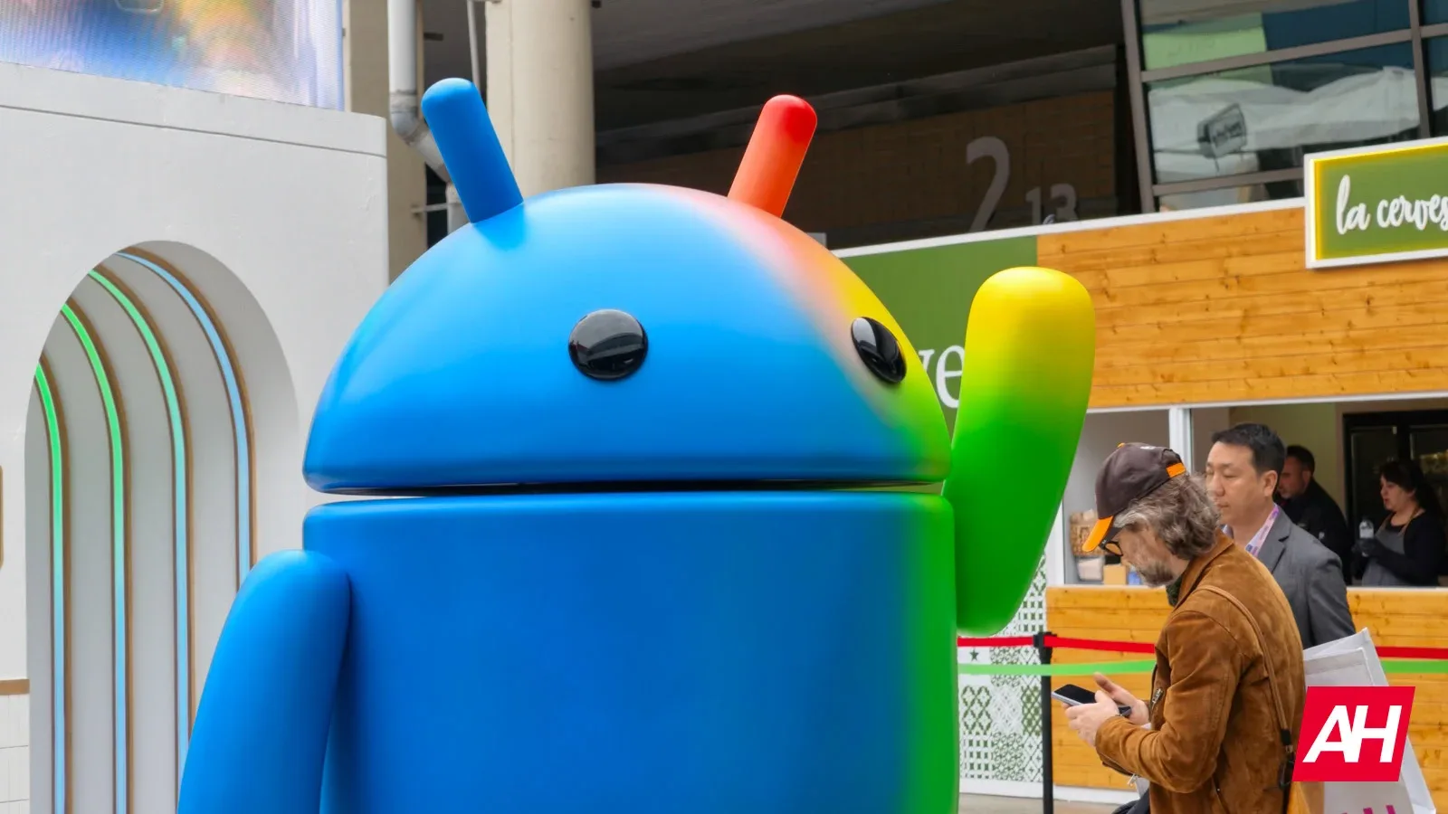 Robotul Android salută vizitatorii la un eveniment tehnologic.