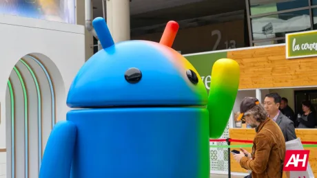 Robotul Android salută vizitatorii la un eveniment tehnologic.