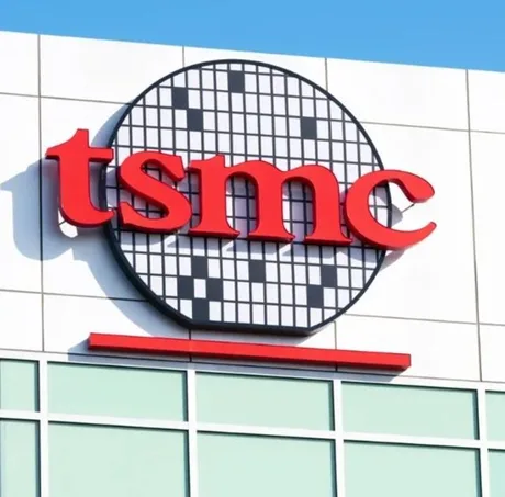 Logo TSMC pe clădire, simbolizând inovația în tehnologia procesorilor mobile.