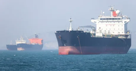 Vase de marfă ancorate în port, în așteptarea negocierilor internaționale.