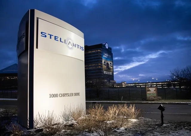 Sediul Stellantis în apropiere de Detroit, cu un semn iluminat.