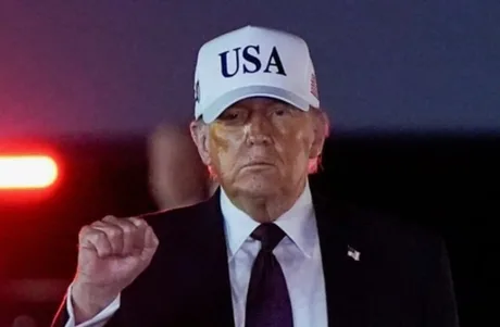 Donald Trump exprimându-și opiniile despre acordurile comerciale.