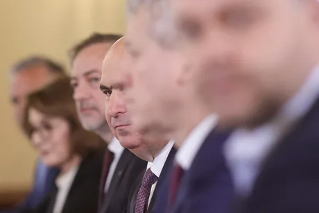 Discuții despre criza guvernamentală și soluții politice în România.