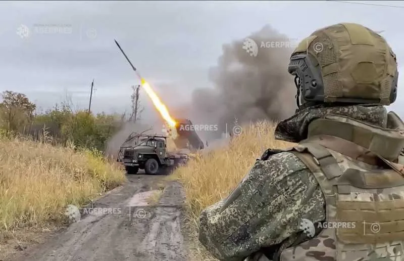 Un soldat observă lansarea unei rachete în timpul conflictului dintre Ucraina și Rusia.