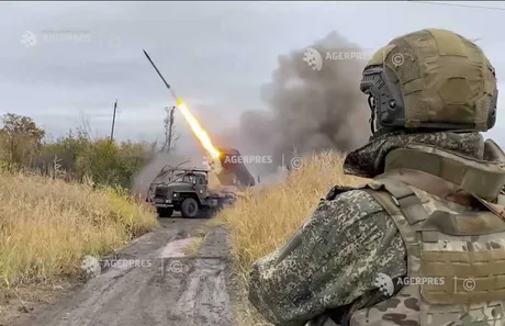 Un soldat observă lansarea unei rachete în timpul conflictului dintre Ucraina și Rusia.