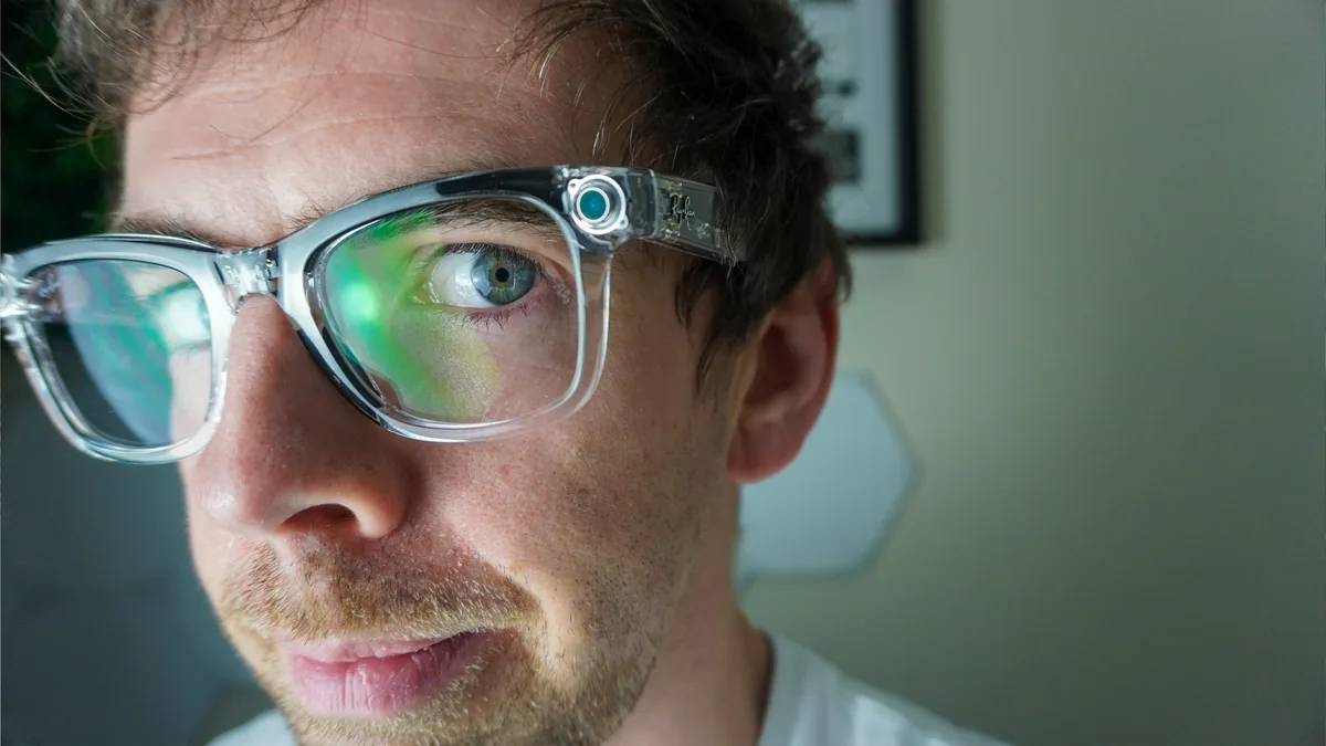 Ochelari inteligenți Ray-Ban cu cameră integrată pentru filmare.