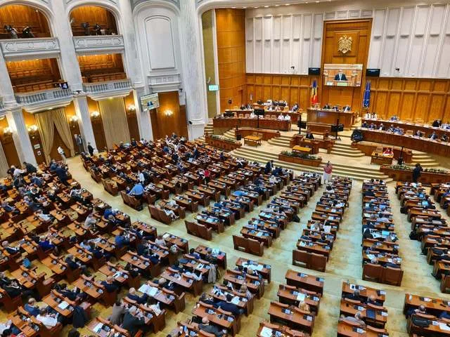 Sesiune în plenul Camerei Deputaților, cu mulți parlamentari prezenți.