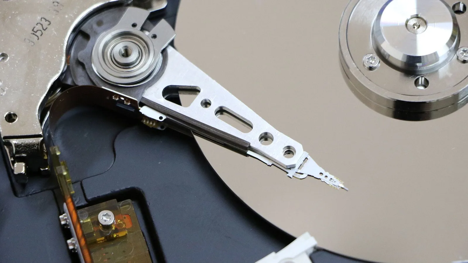 Hard disk în interior, evidențiind componentele sale interne și tehnologia avansată.