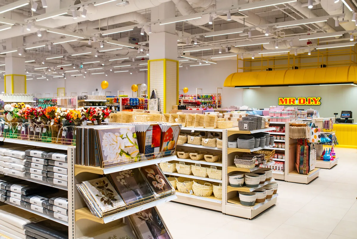 Interiorul magazinului MR. DIY din Pitești, plin de produse diverse.