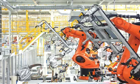 Roboti industriali avansați în procesul de producție high-tech din China.
