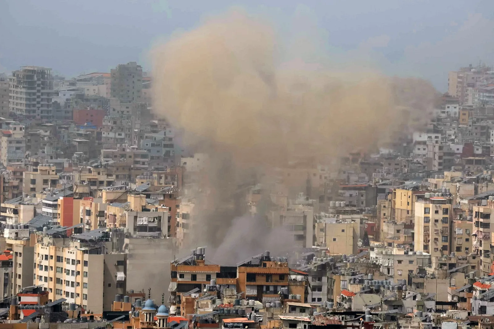 Explozie în orașul Beirut, afectând clădirile din jur.