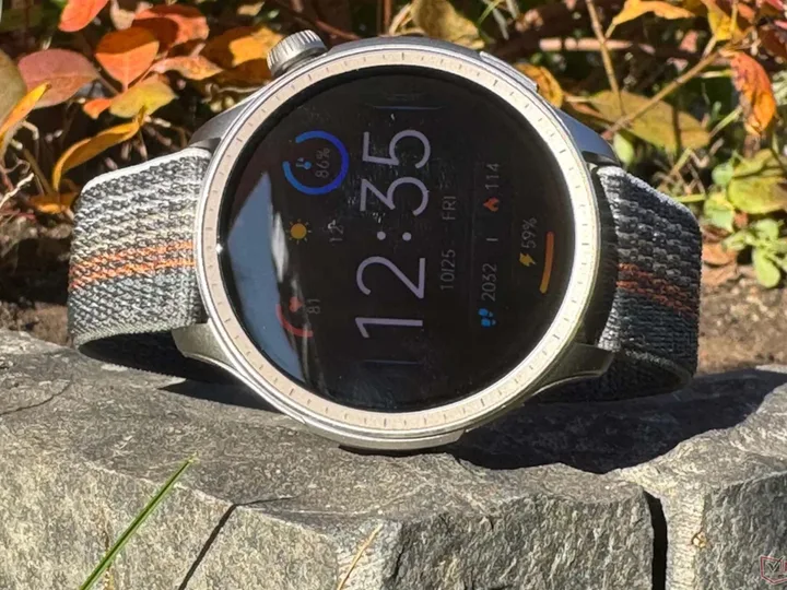 Ceas inteligent Amazfit cu un design modern, pe un fundal natural.