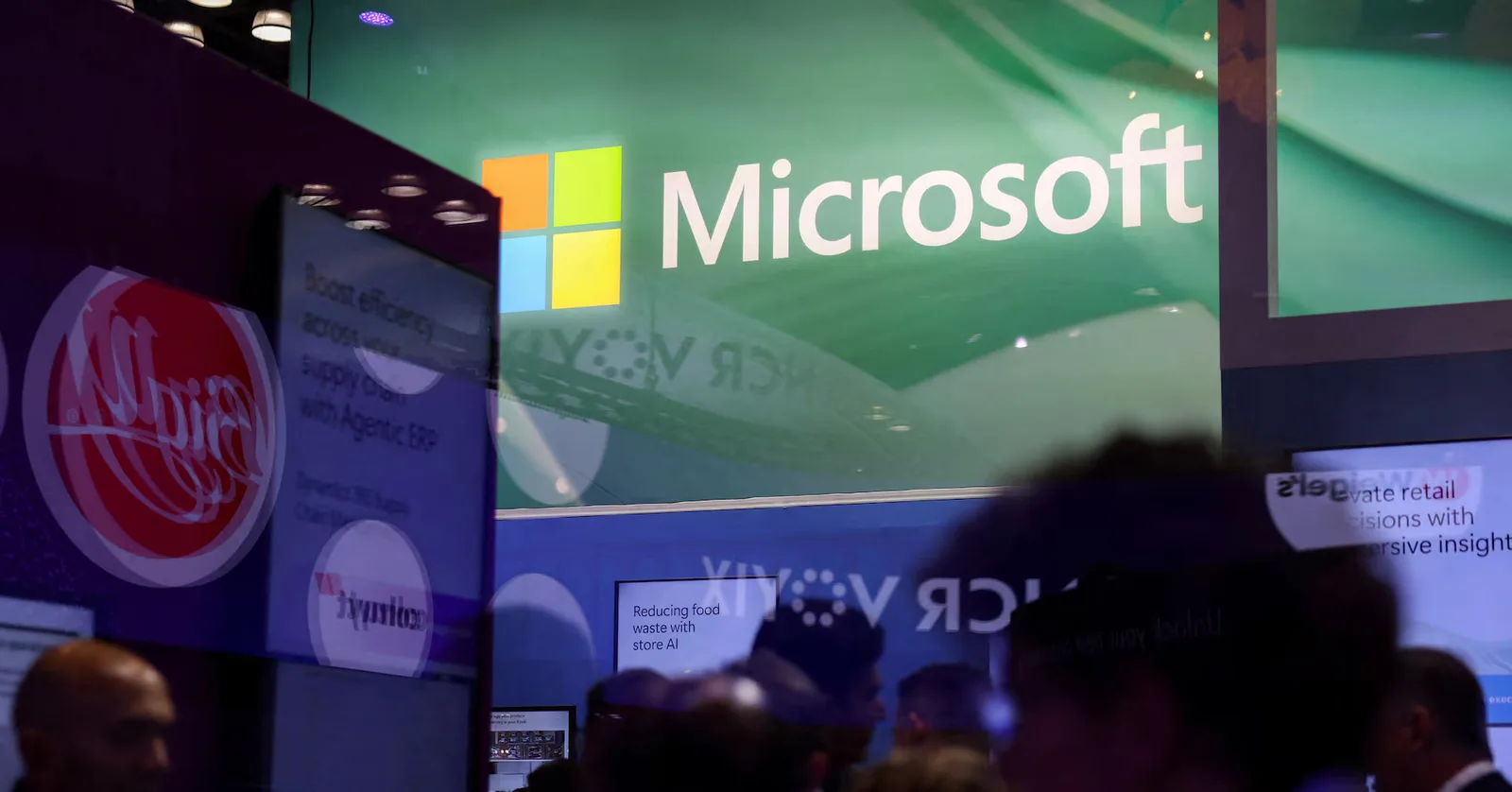 Microsoft explorează achiziții de startup-uri AI pentru a-și diversifica strategia.