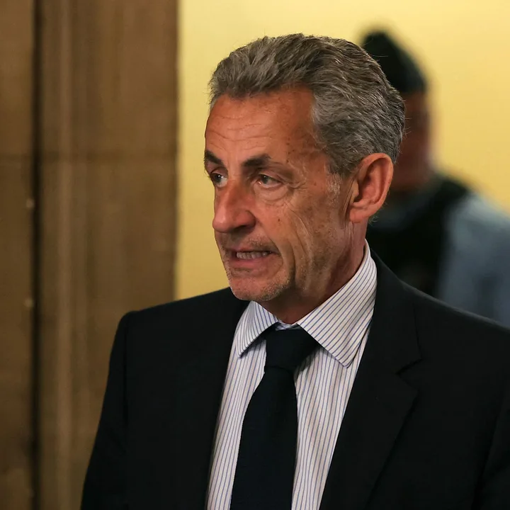 Nicolas Sarkozy la tribunal, discutând despre pedeapsa sa modificată.