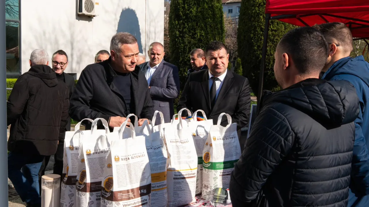 Ministrul Florin Barbu discută cu fermierii despre sprijinul financiar.