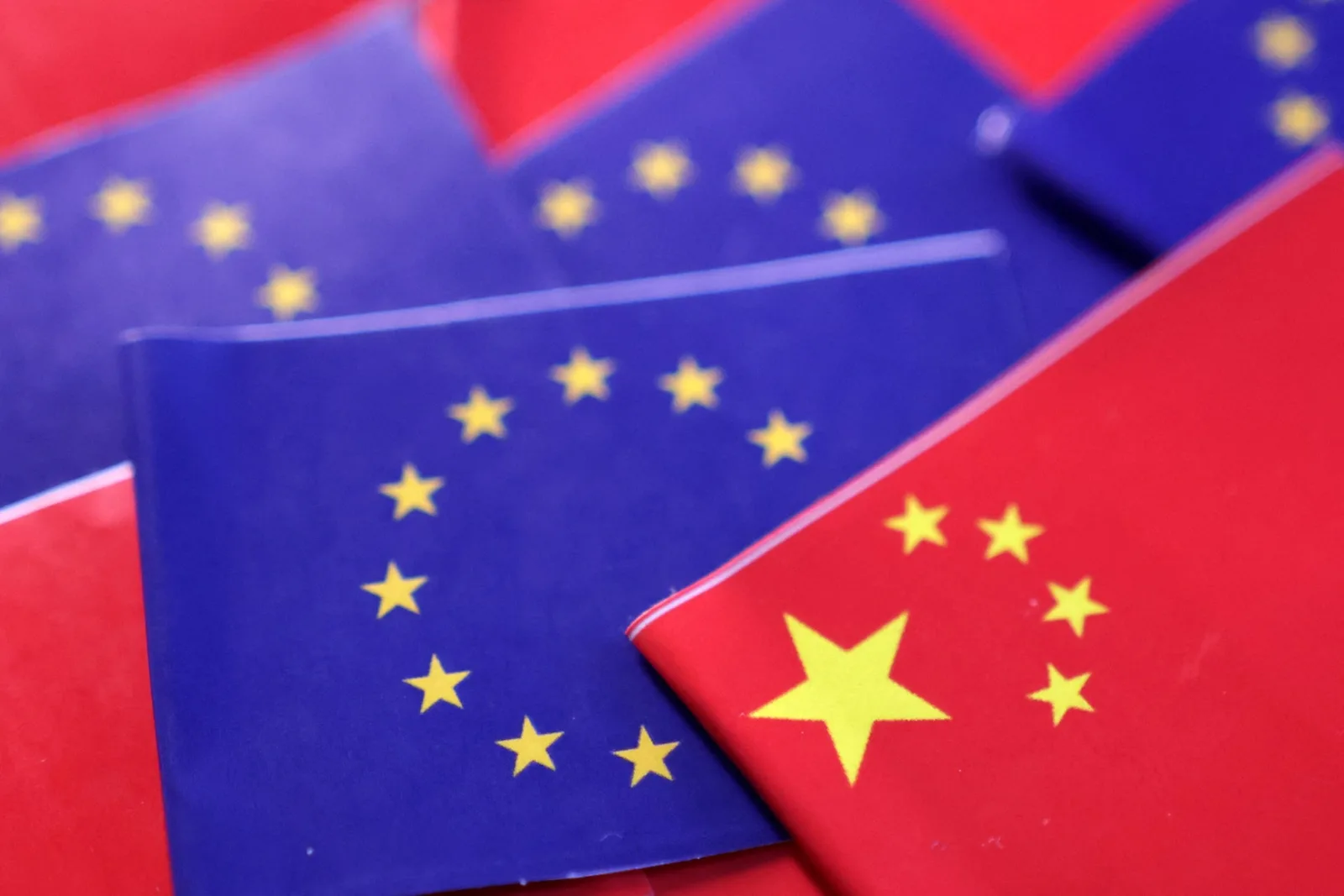 Steaguri ale Uniunii Europene și Chinei, simbolizând tensiuni economice.