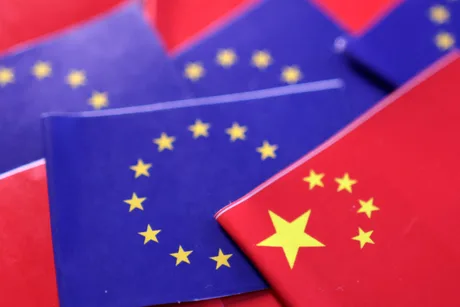 Steaguri ale Uniunii Europene și Chinei, simbolizând tensiuni economice.