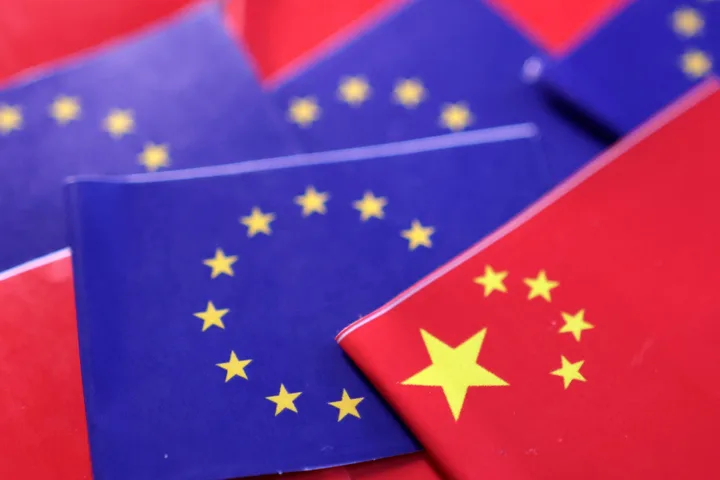 Steaguri ale Uniunii Europene și Chinei, simbolizând tensiuni economice.