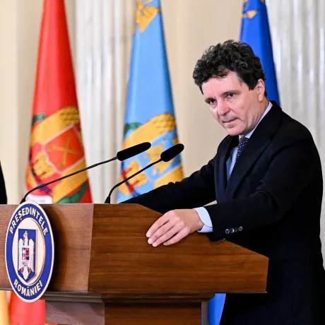 Nicușor Dan la o conferință, discutând despre guvernare.