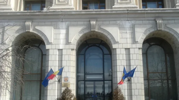 Clădirea Ministerului Finanțelor cu steaguri românești și europene.