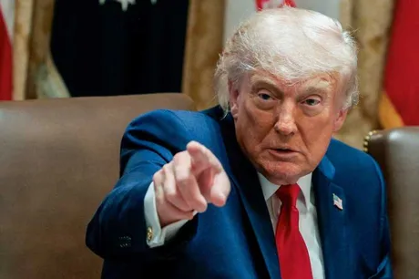 Donald Trump face declarații controversate despre Oman și strâmtoarea Ormuz.