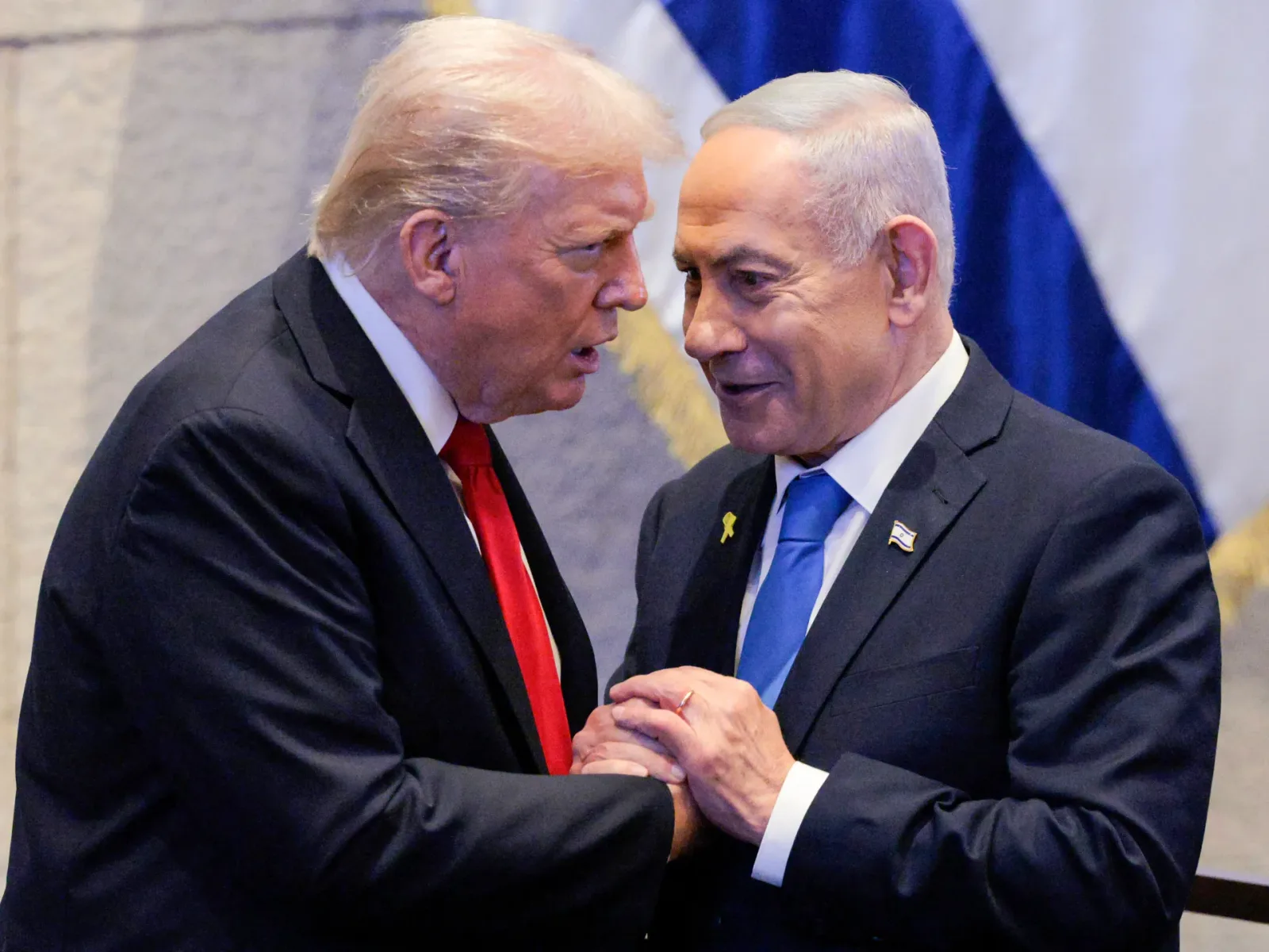 Donald Trump și Benjamin Netanyahu discutând despre conflictul din Orientul Mijlociu.
