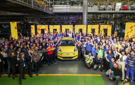 Angajații Ford Otosan Craiova sărbătoresc atingerea unui milion de vehicule produse.