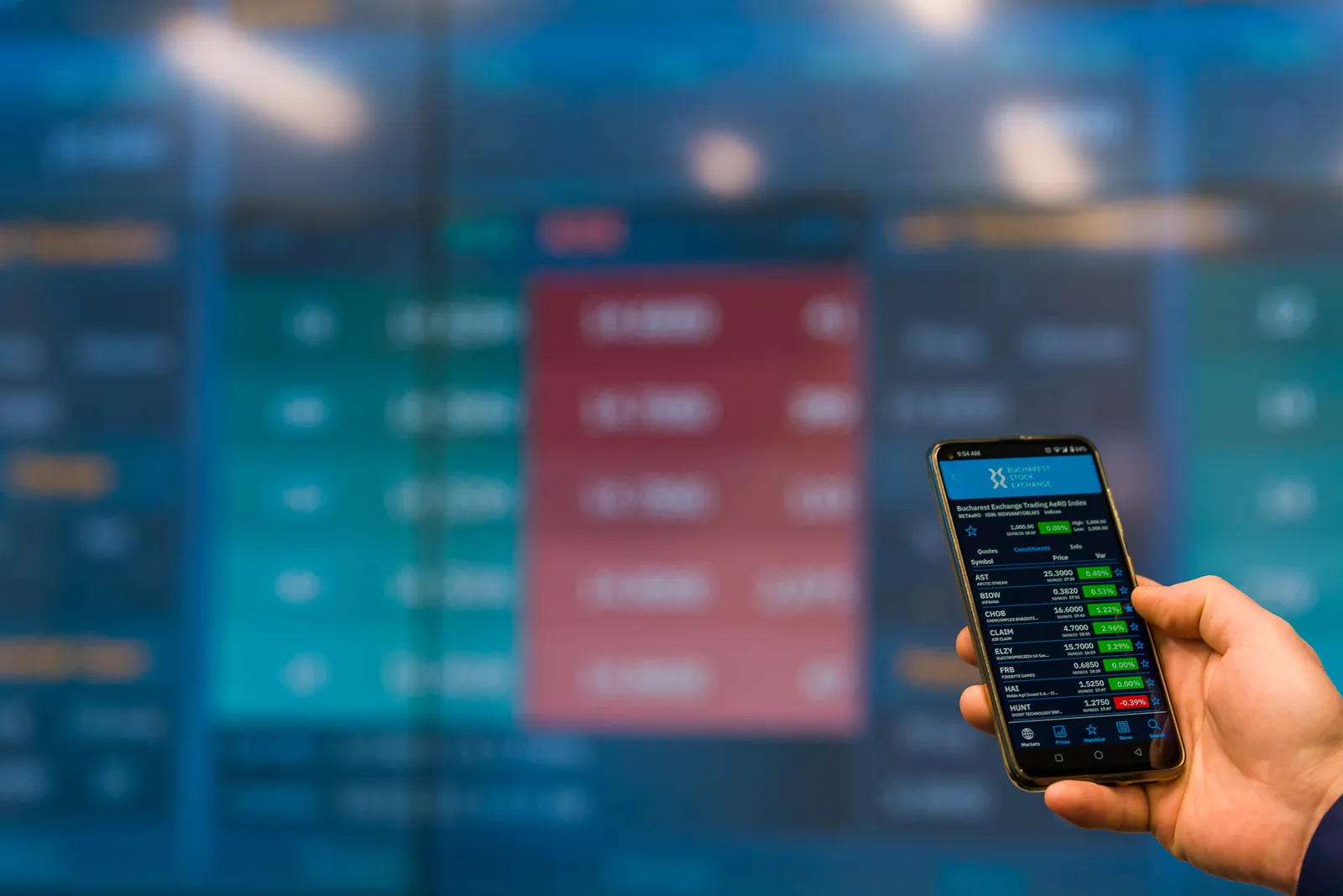Ecran de telefon cu aplicație de bursă și date financiare.
