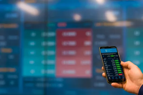 Ecran de telefon cu aplicație de bursă și date financiare.