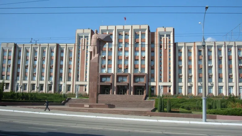 Clădirea guvernamentală din Tiraspol, Transnistria, sub un cer senin.